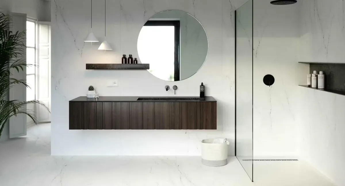 Minimalistiskt badrum med rätt belysning